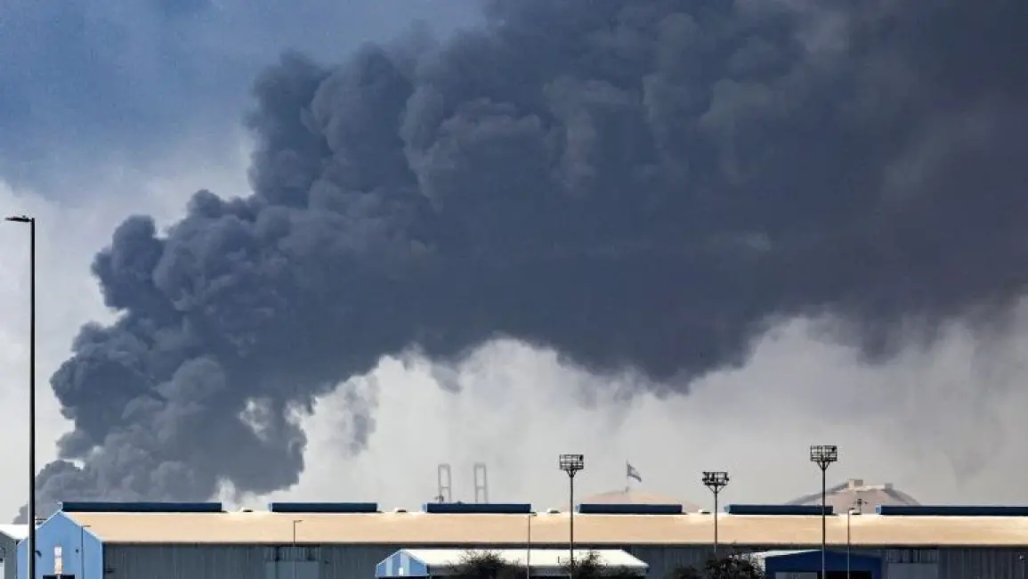 الدفاعات الجوية الكويتية تعلن اعتراض صواريخ ومسيرات إيرانية