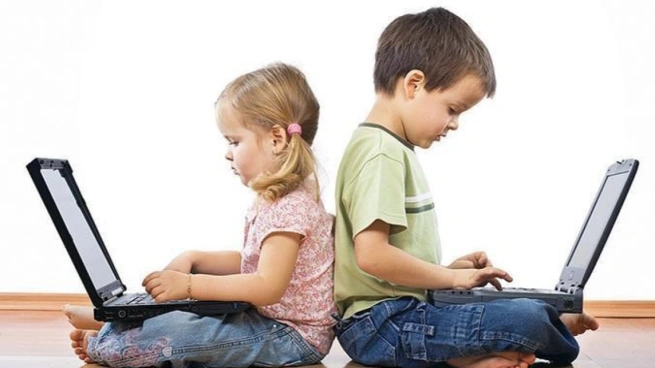 الأطفال يفقدون أموالهم عبر الإنترنت