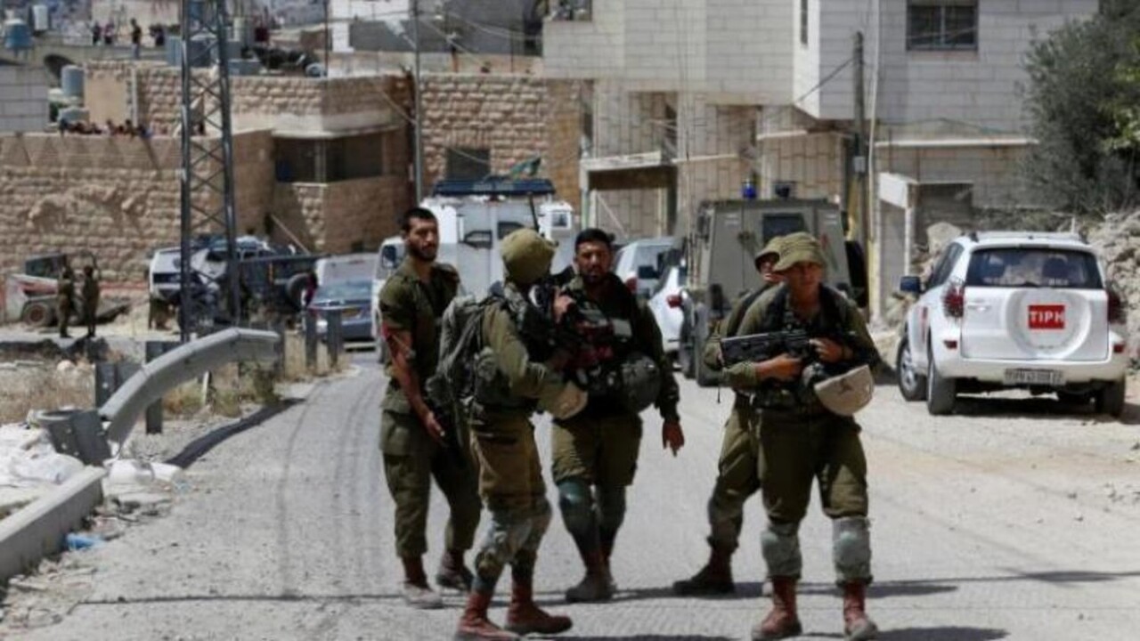 الجيش الاسرائيلي يعتقل المدنيين في القدس و الاخرين يخشون التعاطف