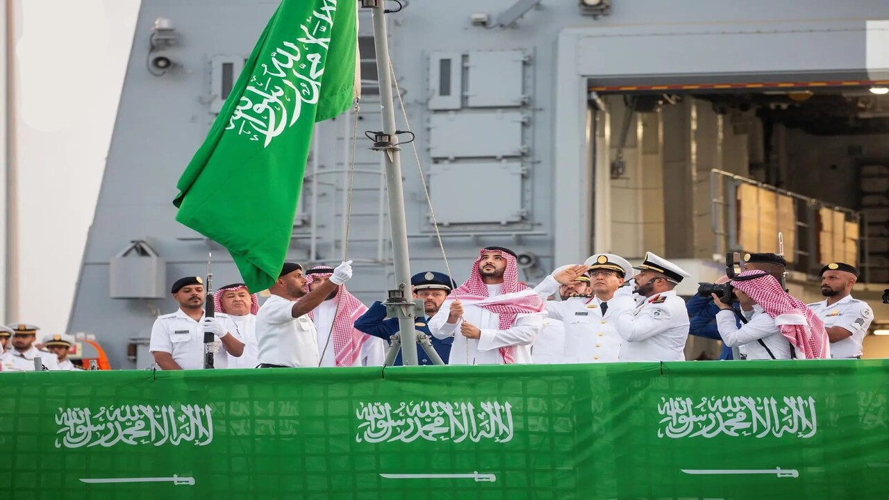 رفع العلم السعودي على سفينه " جلالة الملك جازان "