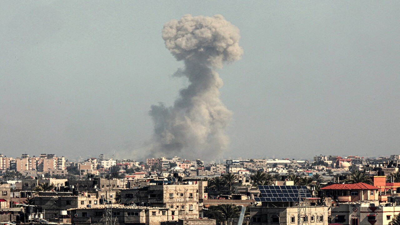 استمرار اسرائيل بقصف قطاع غزة و وجود كارثه انسانيه