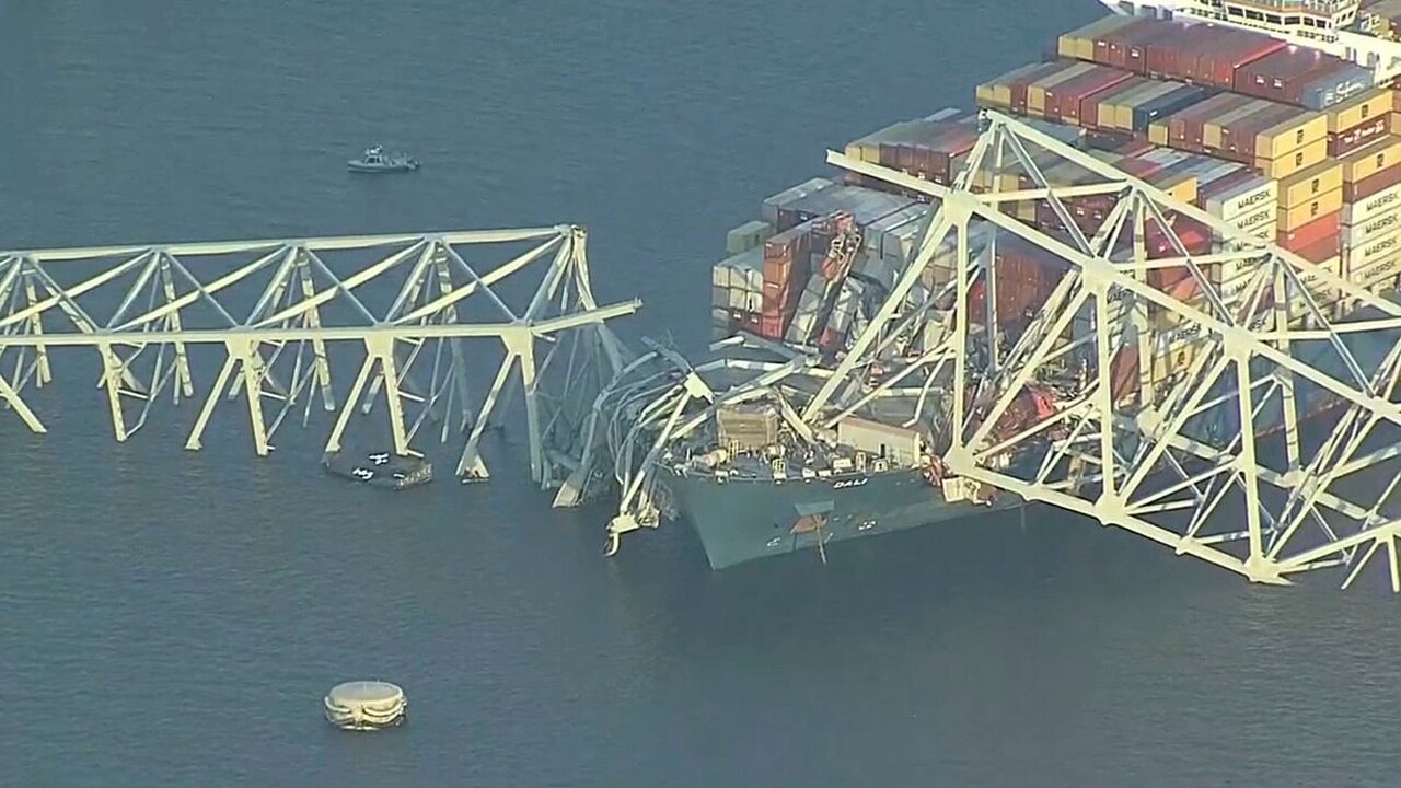 سفينة شحن تصطدم بجسر بالتيمور بولاية ماريلاند الأمريكية