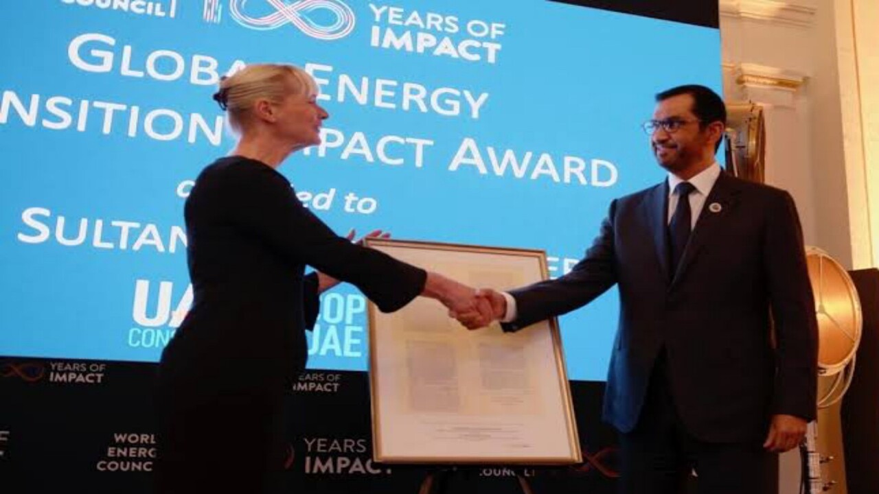 تسليم جائزة التأثير الإيجابي من " مجلس الطاقة العالمي " الى رئيس COP28
