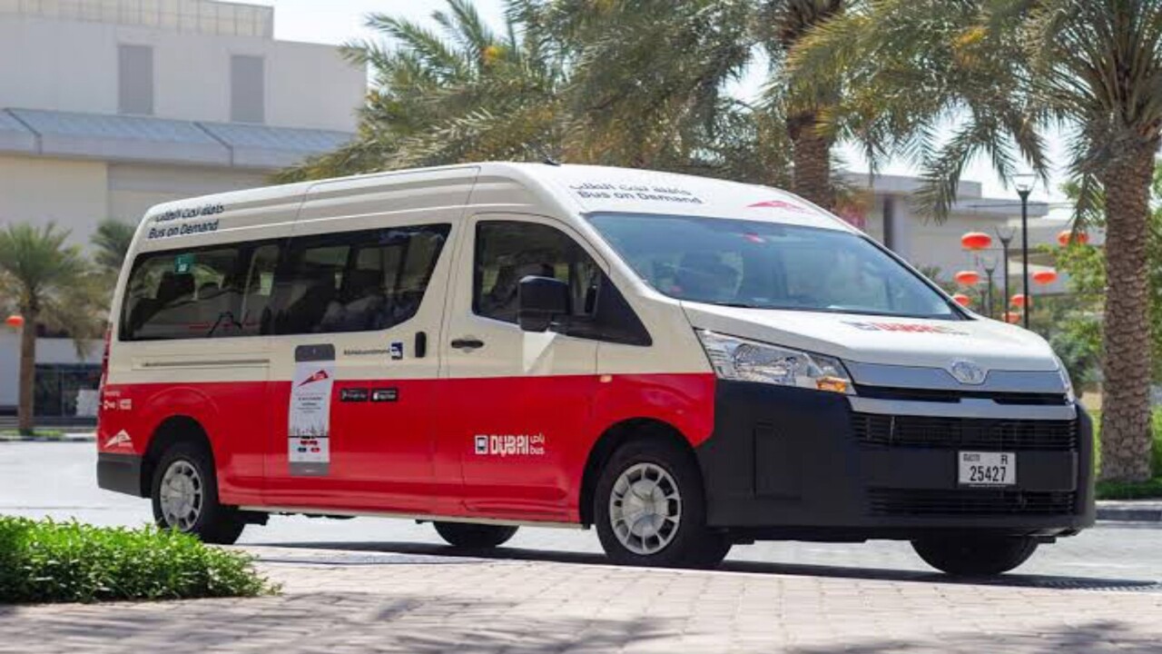 طرق دبي تدعم النقل الجماعي بتوسيع نطاق «حافلة تحت الطلب» إلى الخليج التجاري
